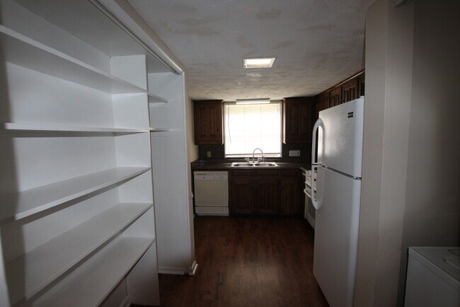 Building Photo - Beautiful 3 Bedroom, 2.5 Bath Townhome in ...
