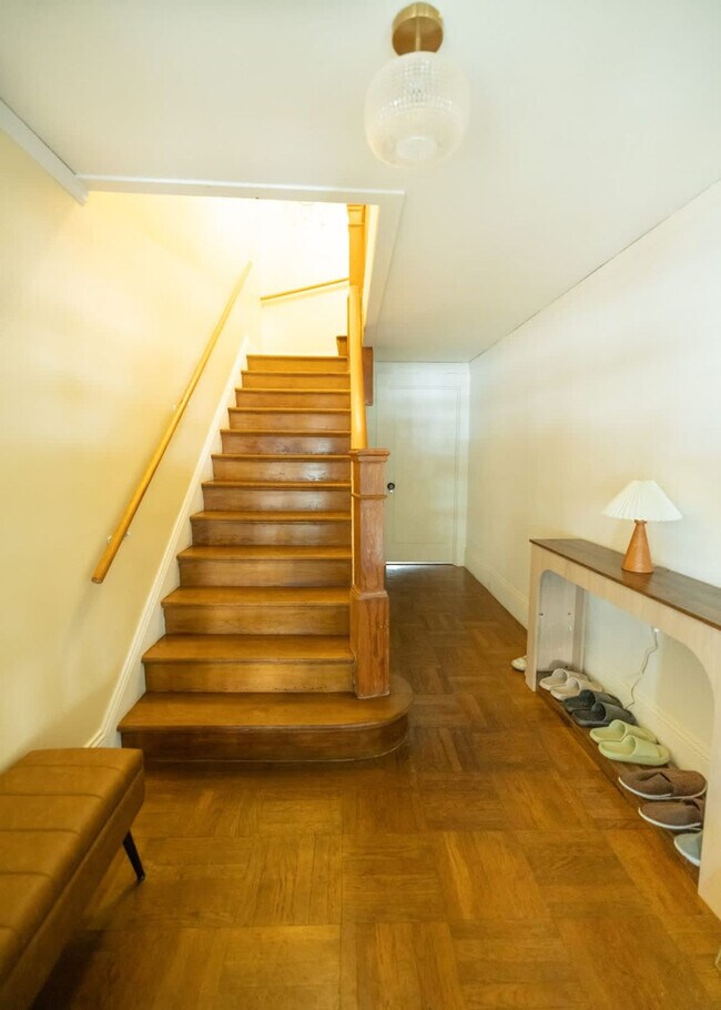 Building Photo - 1107 Broadway-SI ID1309749P