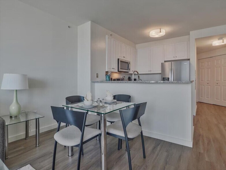 Building Photo - 33 Hudson St