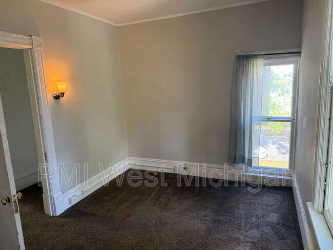 Building Photo - 448 Thomas St SE