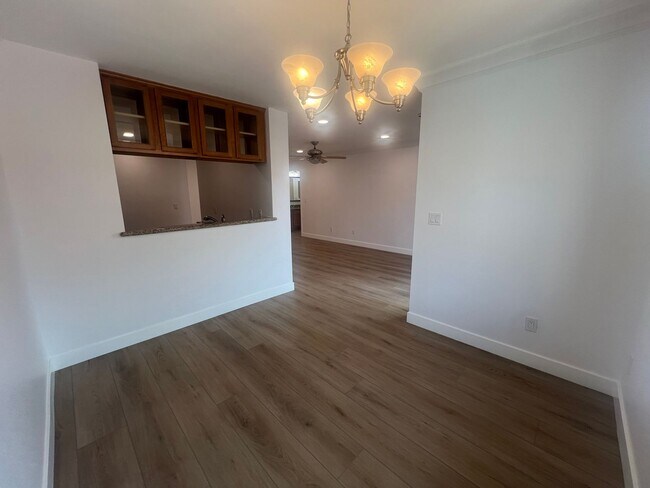 Building Photo - 1 Bedroom Condo in North Pacific Beach!