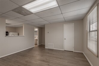 Building Photo - 626 University Ave