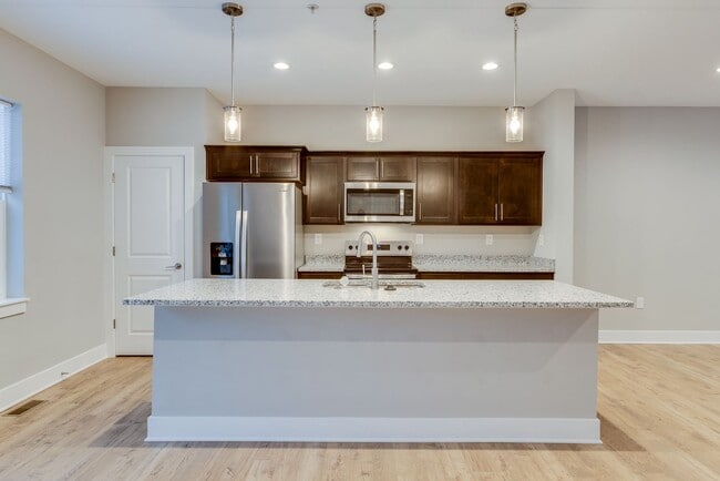 Building Photo - Beautiful End Unit 3 Bedroom Townhouse - Franklin Regional School District - Available May 15th!