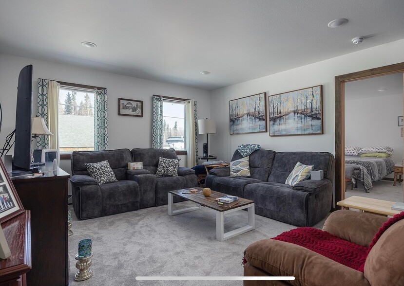 Livingroom - 415 E 5th Ave
