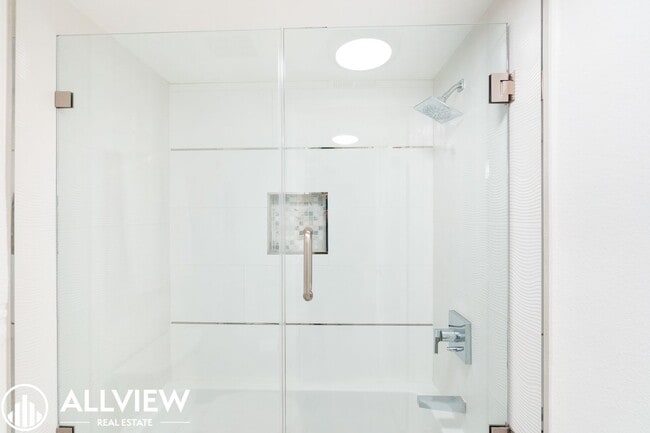 Building Photo - OCEAN VIEWS AND UPGRADED 2 BED/ 2 BATH UPP...