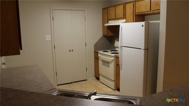 Building Photo - 2706 Alma Dr