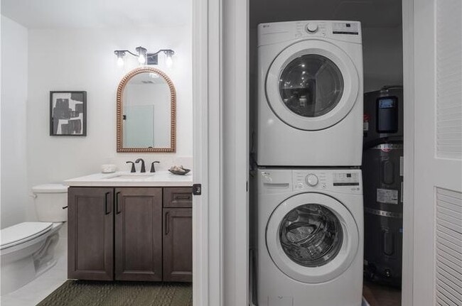 Building Photo - APARTMENT