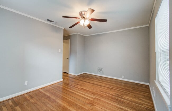 Building Photo - 5519 Huisache St