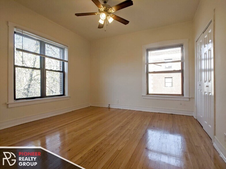 Building Photo - 822 W Waveland Ave