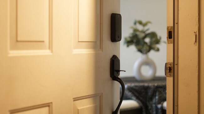 Self-check-in lock that enables you to freely come and go whenever you like. - 4160 Barrett Rd