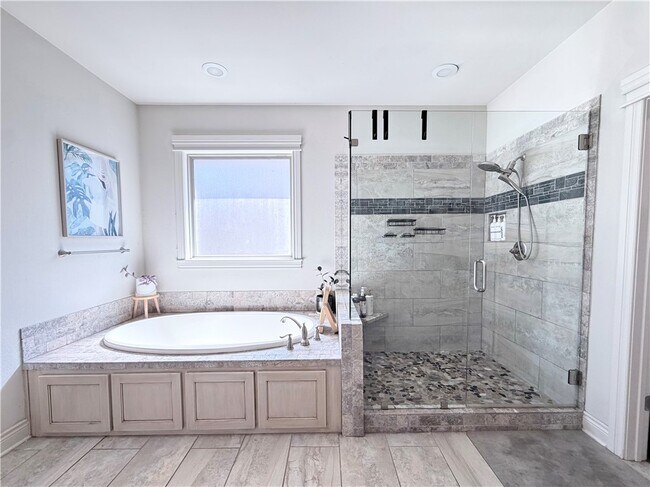 Building Photo - 609 SE Hendrix St