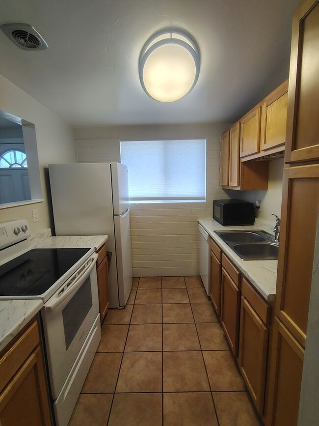 Building Photo - 4001 S Winter Palm Dr