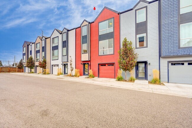 Building Photo - $2,795 - 3 bed, 3.5 bath located in Lakewood with AC, and In Unit Laundry!