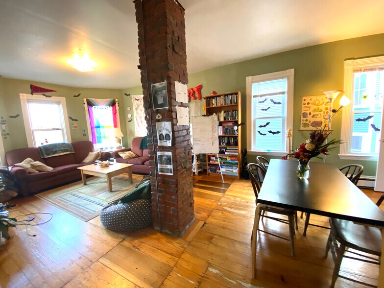 Building Photo - 168 Hillside St