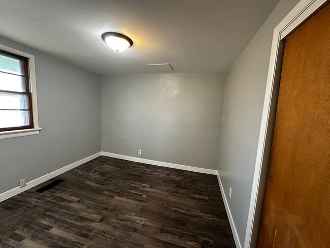 Building Photo - 1946 St Lawrence Ave