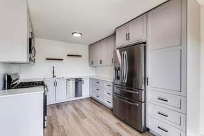 Building Photo - 600 S York St