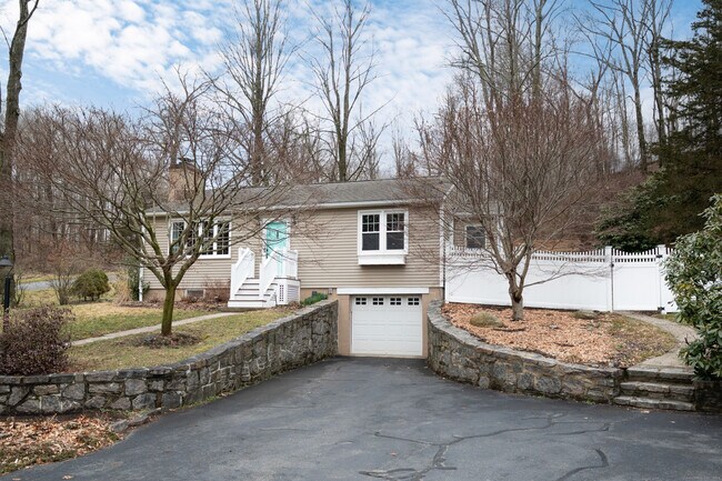 Building Photo - 5 Wood Creek Rd