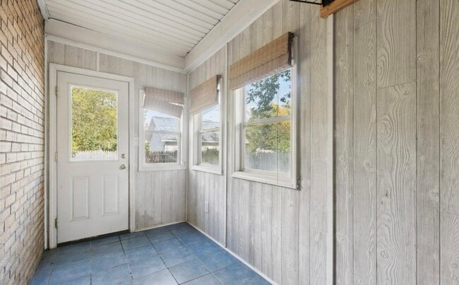 Building Photo - 506 W Oakland Ave