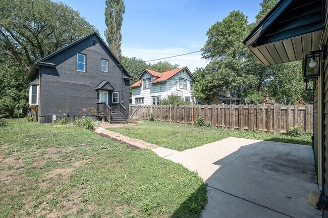 Building Photo - 3127 33rd Ave S