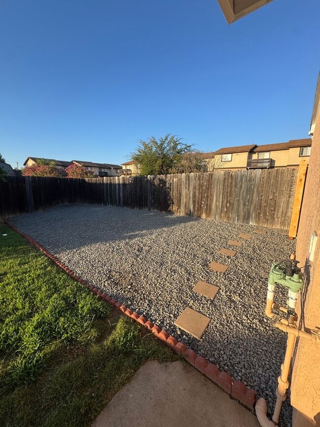 Building Photo - 5 Bedroom, 3.5 Bath, Beautiful 1,856 SQ FT...