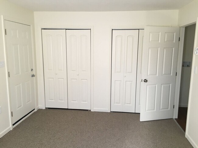 Building Photo - Lakeview Drive Bell 2503-2507 (Tri-plex)