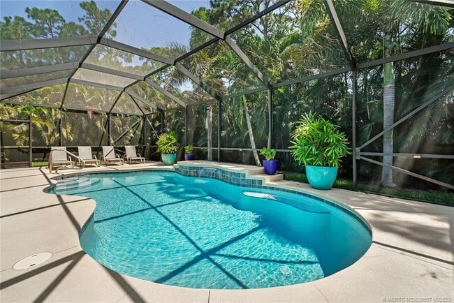 Building Photo - 521 NE Abaca Way