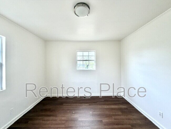 Building Photo - 229 East 28th St N