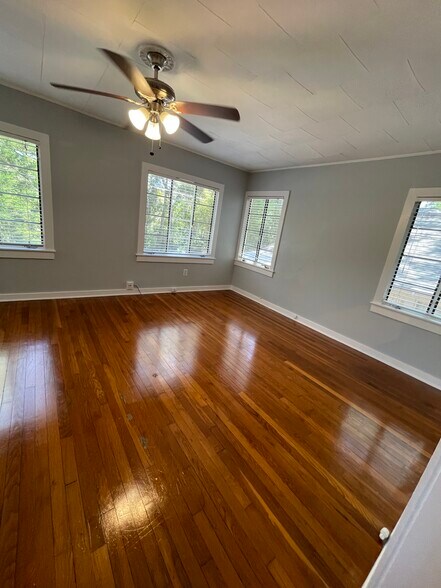 Building Photo - 516 Cathcart Ave