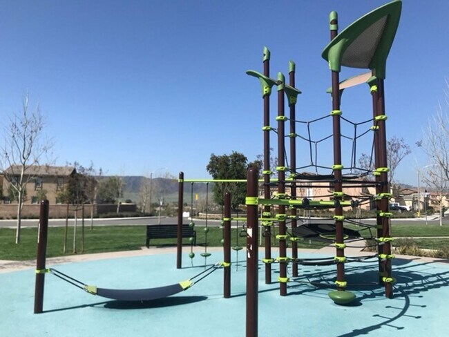 Building Photo - Beautiful 3 bedroom Town house available f...