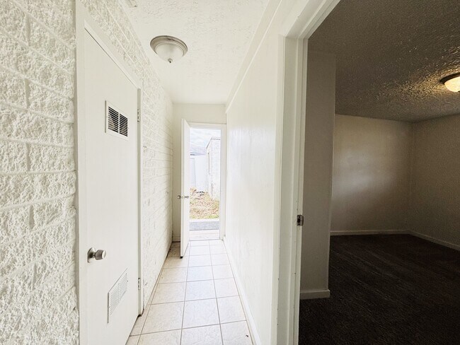 Building Photo - 13413 Minuteman Dr