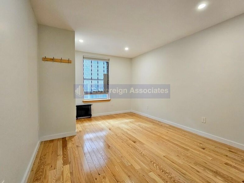 Building Photo - 707 W 171st St