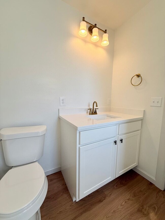 Building Photo - Quiet & Cute! Remodeled 1 Bed, 1 Bath Near...
