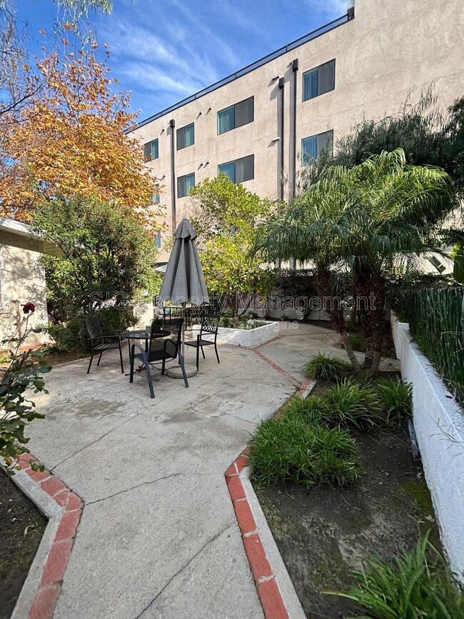 Building Photo - 10818 Blix St