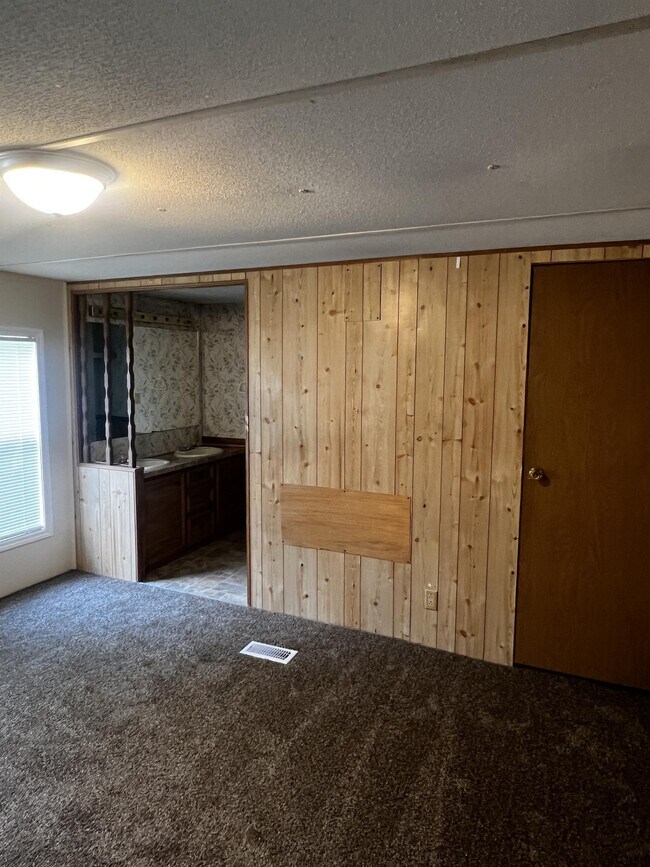 Building Photo - 1027 Aaron Ln