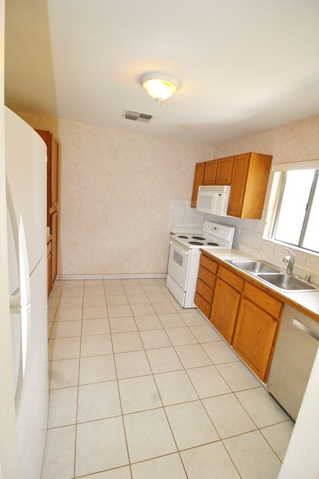 Building Photo - Island Living Awaits in South Maui in the desirable Keonekai Heights neighborhood- Move in Specia...