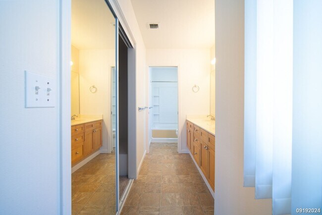 Building Photo - 4 br/2.5 ba Ewa Gentry Tuscany II, Schedul...