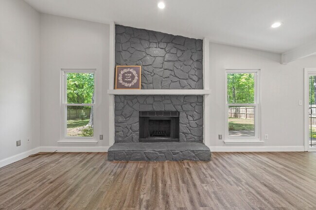 Building Photo - "Charming 4-Bedroom Haven in Charlotte's Heart with Spacious 2271 sq ft Living!"