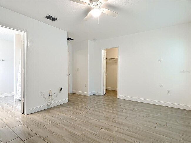 Building Photo - 3040 Lakes Crest Ave
