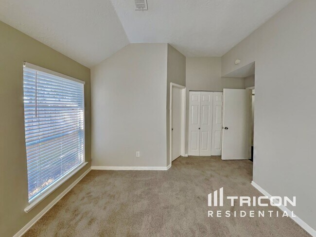 Building Photo - 1919 Creston Dr