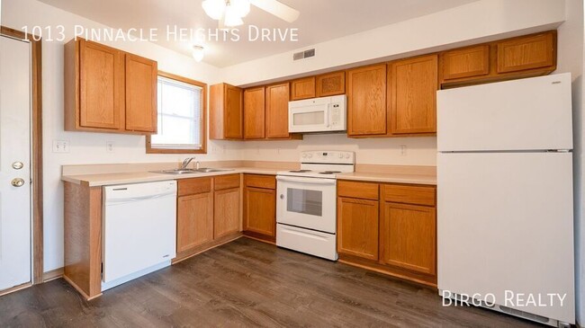 Building Photo - Updated 2-BED with LUXURY VINYL FLOORING