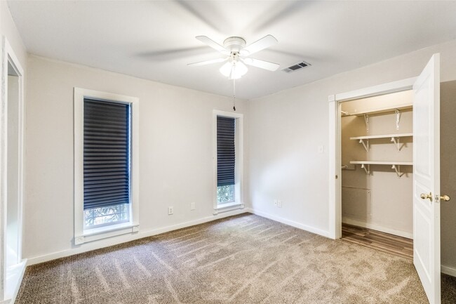 Building Photo - 1005 Center Cir