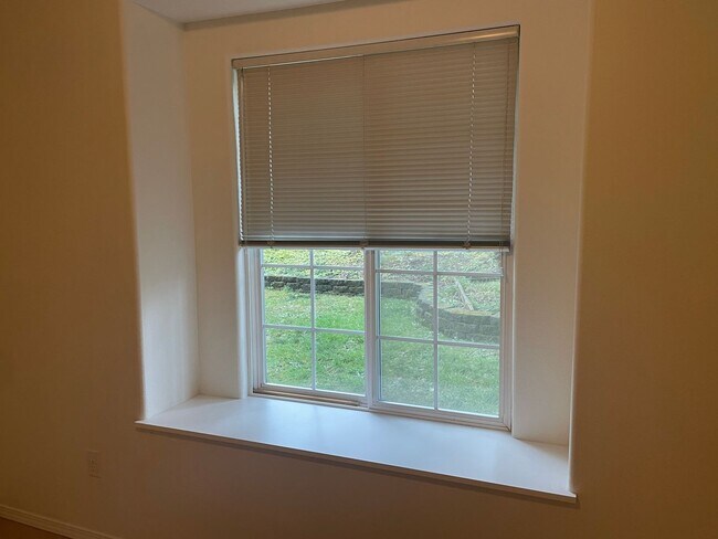 Building Photo - Spacious Clinton Home with New Upgrades!
