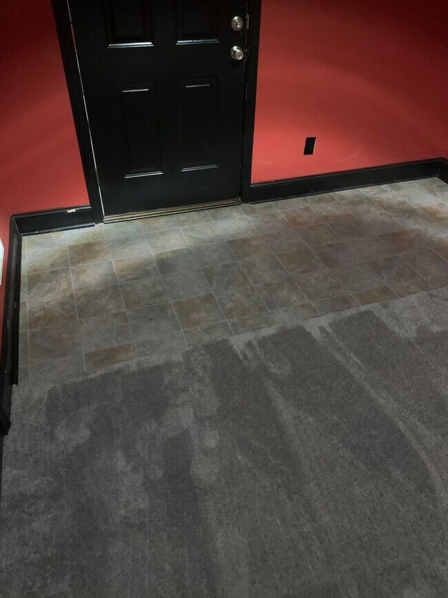 Building Photo - Lovely Eastside Townhome Condo Near Vet School- 3BR/3BATH!