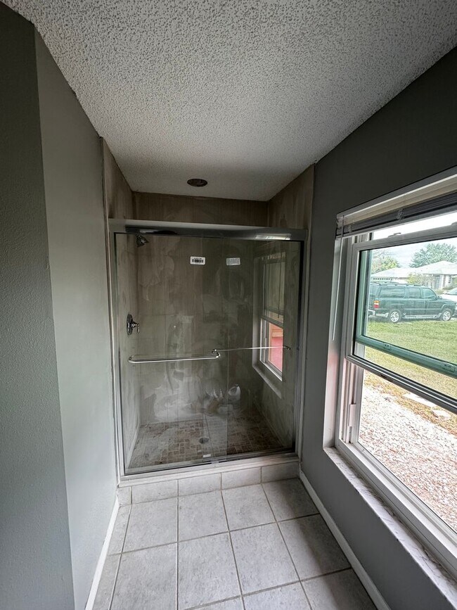 Building Photo - 3-Bedroom Ocala Home, Fenced Yard & Sunroom