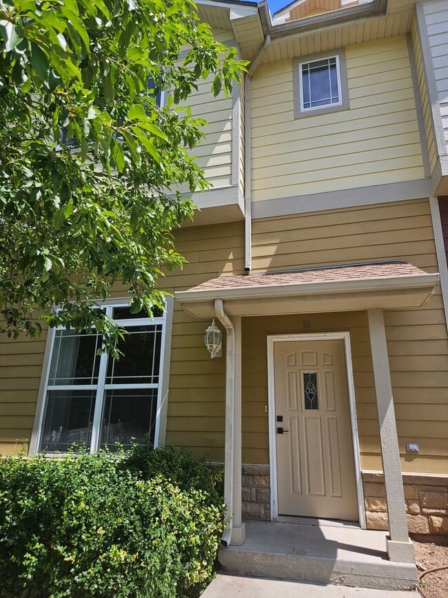Building Photo - Large 4 Bed 2.5 bath blocks from Fort Riley