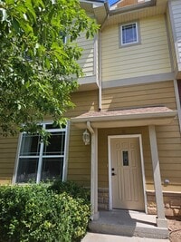 Building Photo - Large 4 Bed 2.5 bath blocks from Fort Riley