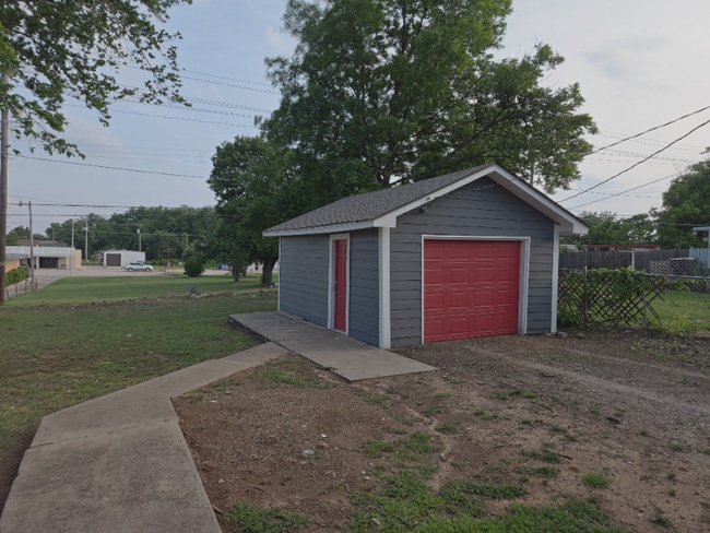 Building Photo - 1306 W Walnut Ave