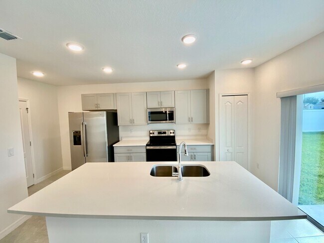 Building Photo - Beautiful Home for rent in Poinciana - 4 bed 2.5 bath plus large bonus room