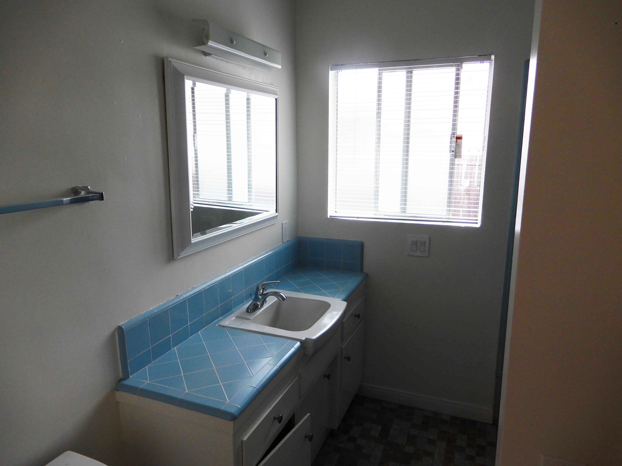 Building Photo - 5326 Lincoln Ave