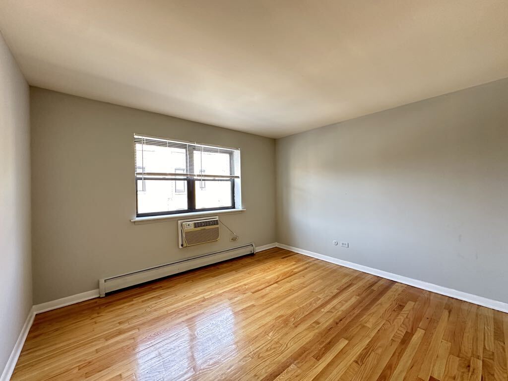 Building Photo - 513 W Briar Pl